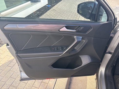 Used 2022 Volkswagen Tiguan SE w/ Panoramic Sunroof Package image 15