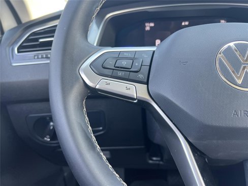 Used 2022 Volkswagen Tiguan SE w/ Panoramic Sunroof Package image 10