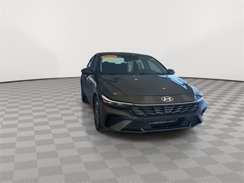 Used 2024 Hyundai Elantra SEL image 3