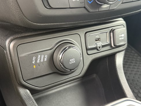 Used 2018 Jeep Renegade Altitude image 6