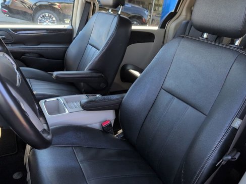 Used 2015 Chrysler Town & Country Touring image 13