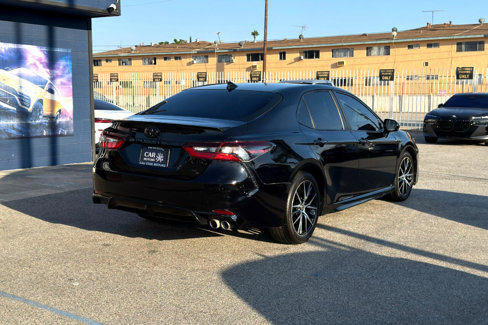 Used 2021 Toyota Camry SE image 5