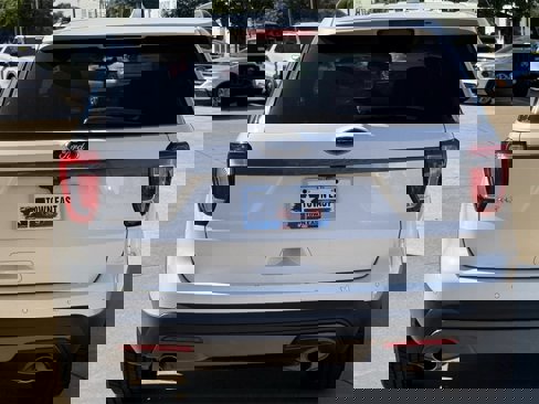 Used 2017 Ford Explorer XLT w/ Equipment Group 202A image 6