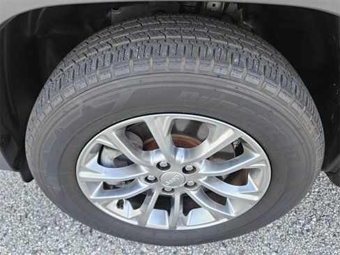 Used 2019 Jeep Cherokee Latitude Plus w/ Cold Weather Group image 24
