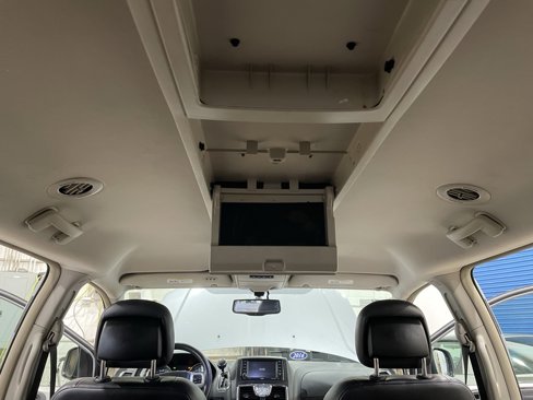 Used 2013 Chrysler Town & Country Touring-L w/ Driver Convenience Group image 18