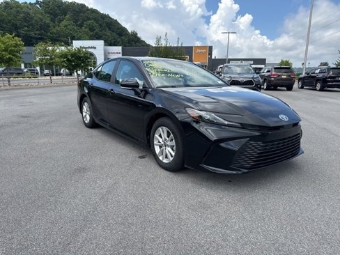 Used 2025 Toyota Camry LE image 3
