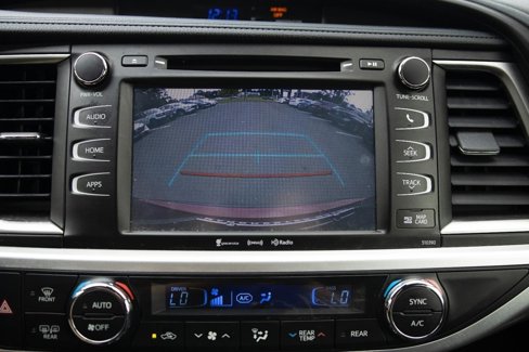 Used 2018 Toyota Highlander SE image 15