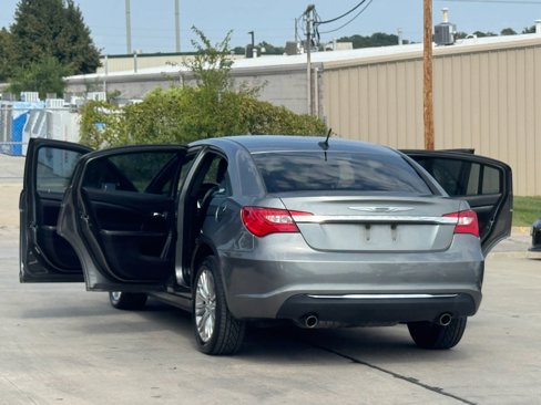 Used 2011 Chrysler 200 Limited image 25