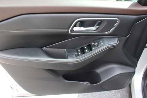 Used 2021 Nissan Rogue SV w/ Premium Package image 14