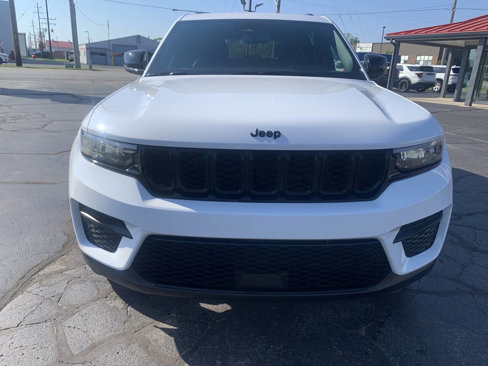 Used 2024 Jeep Grand Cherokee Altitude image 3