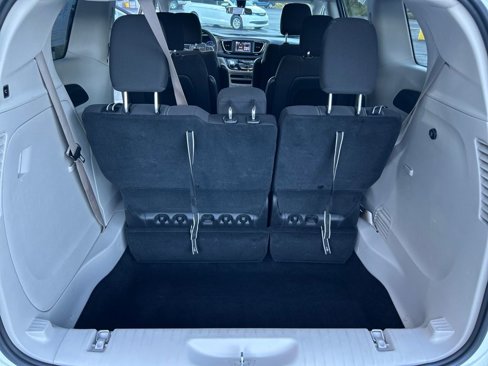Used 2022 Chrysler Voyager LX image 25