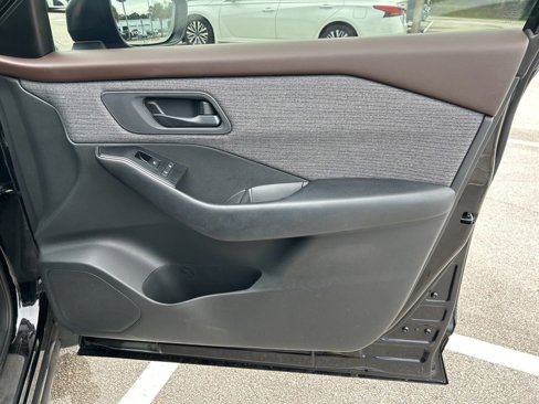 Used 2023 Nissan Rogue S image 33