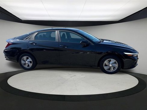 Certified 2025 Hyundai Elantra SE image 5