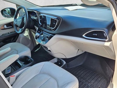 Certified 2018 Chrysler Pacifica Touring-L w/ Premium Audio Group image 18
