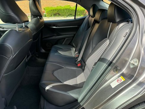 Used 2018 Toyota Camry SE w/ Moonroof Package image 8