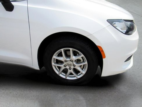 Used 2022 Chrysler Voyager LX image 40