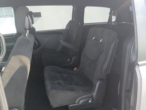 Used 2016 Dodge Grand Caravan SE image 16