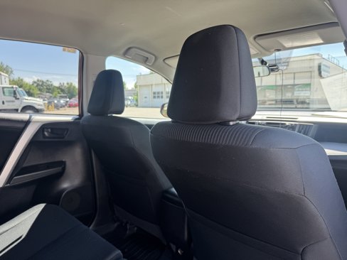 Used 2016 Toyota RAV4 LE image 17
