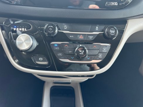 Used 2020 Chrysler Voyager LX image 27