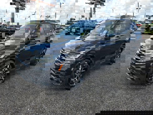 Used 2023 Volkswagen Tiguan S image 2