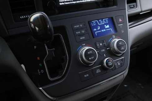 Used 2015 Toyota Sienna L image 6
