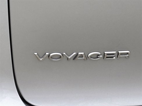 Used 2023 Chrysler Voyager LX image 6