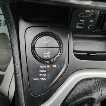 Used 2017 Jeep Cherokee Overland image 23