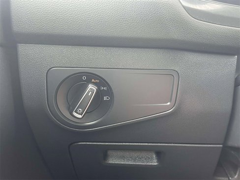 Used 2022 Volkswagen Tiguan SE w/ Panoramic Sunroof Package image 21