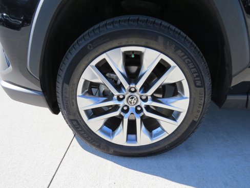 Used 2021 Toyota RAV4 XLE Premium image 10