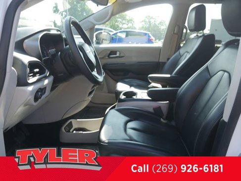 Used 2023 Chrysler Pacifica Touring-L image 37