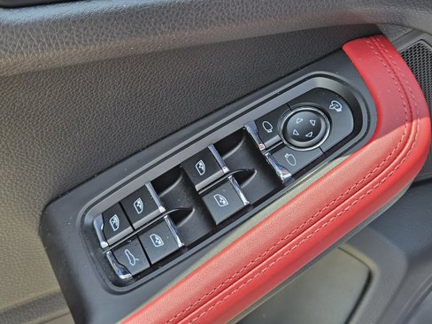Certified 2025 Porsche Macan S image 32
