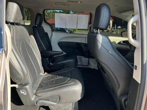 Used 2017 Chrysler Pacifica Touring-L image 20