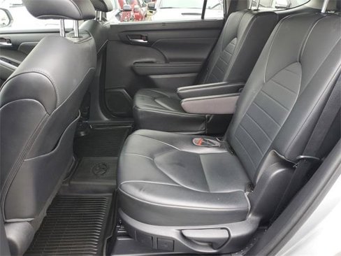 Used 2021 Toyota Highlander XLE image 12