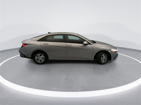 Used 2025 Hyundai Elantra SE image 5