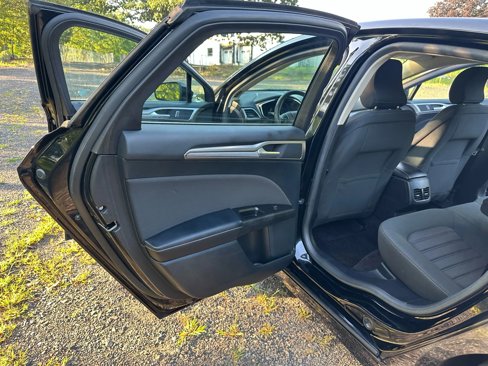 Used 2017 Ford Fusion SE w/ Fusion SE Technology Package image 19