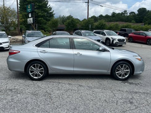 Used 2016 Toyota Camry SE image 2