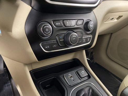 Used 2019 Jeep Cherokee Latitude w/ Popular Appearance Group image 33