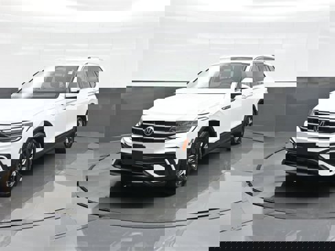 Used 2022 Volkswagen Tiguan SE image 3