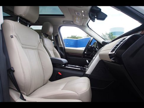 Used 2019 Land Rover Discovery HSE image 11