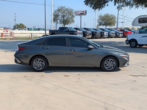 Used 2024 Hyundai Elantra SEL image 2