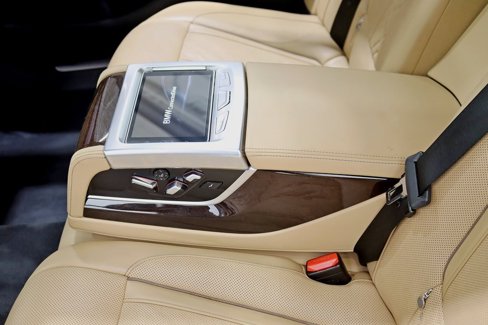 Used 2016 BMW 750i xDrive image 25