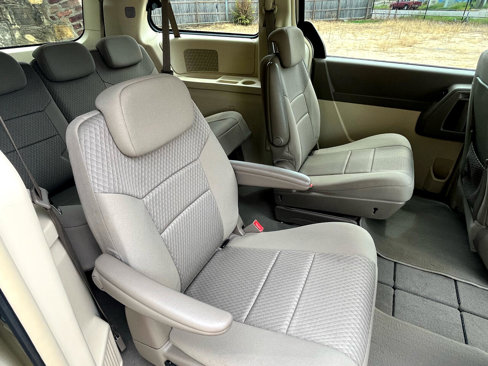 Used 2010 Chrysler Town & Country Touring image 47