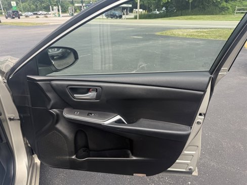 Used 2015 Toyota Camry LE image 31