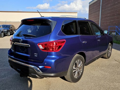 Used 2018 Nissan Pathfinder SV image 2