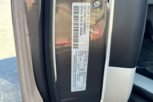Used 2021 Chrysler Pacifica Limited w/ Uconnect Theater Family Group image 31