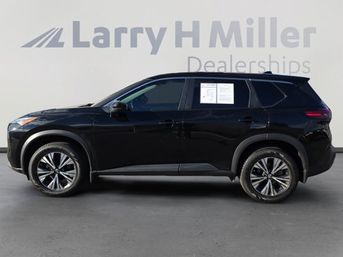 Used 2022 Nissan Rogue SV image 2