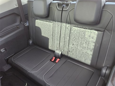 Used 2022 Volkswagen Tiguan SE w/ Panoramic Sunroof Package image 14
