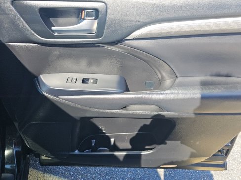 Used 2019 Toyota Highlander XLE image 17