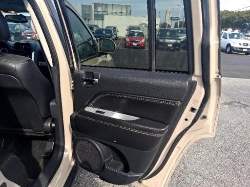 Used 2016 Jeep Compass Latitude image 27