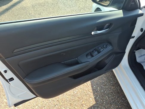Used 2025 Nissan Altima 2.5 SV image 11